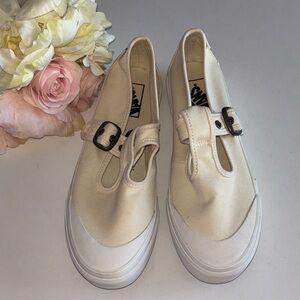 Vans Mary Jane Style 93 shoes white canvas with a lug rubber outsole Size 8 NEW